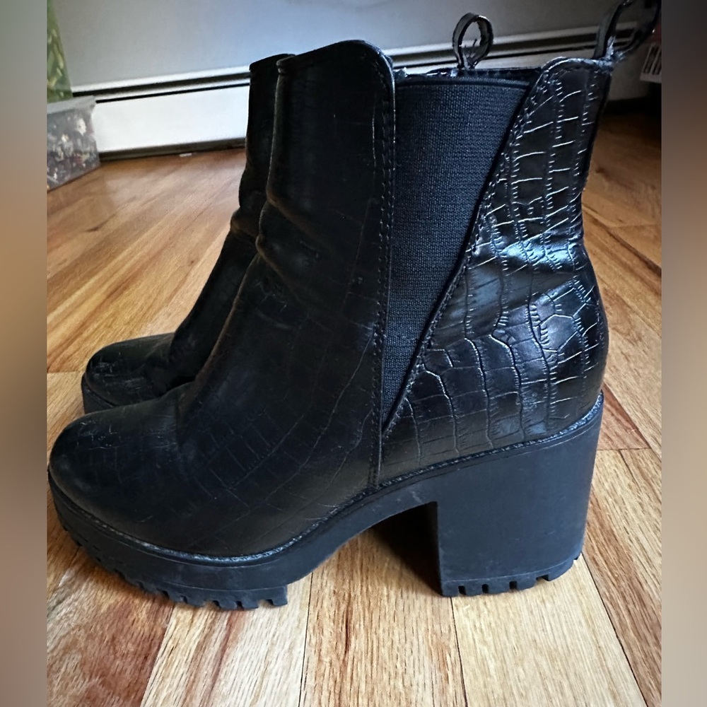 Missguided black croc-embossed chunky platform ankle boots size 37